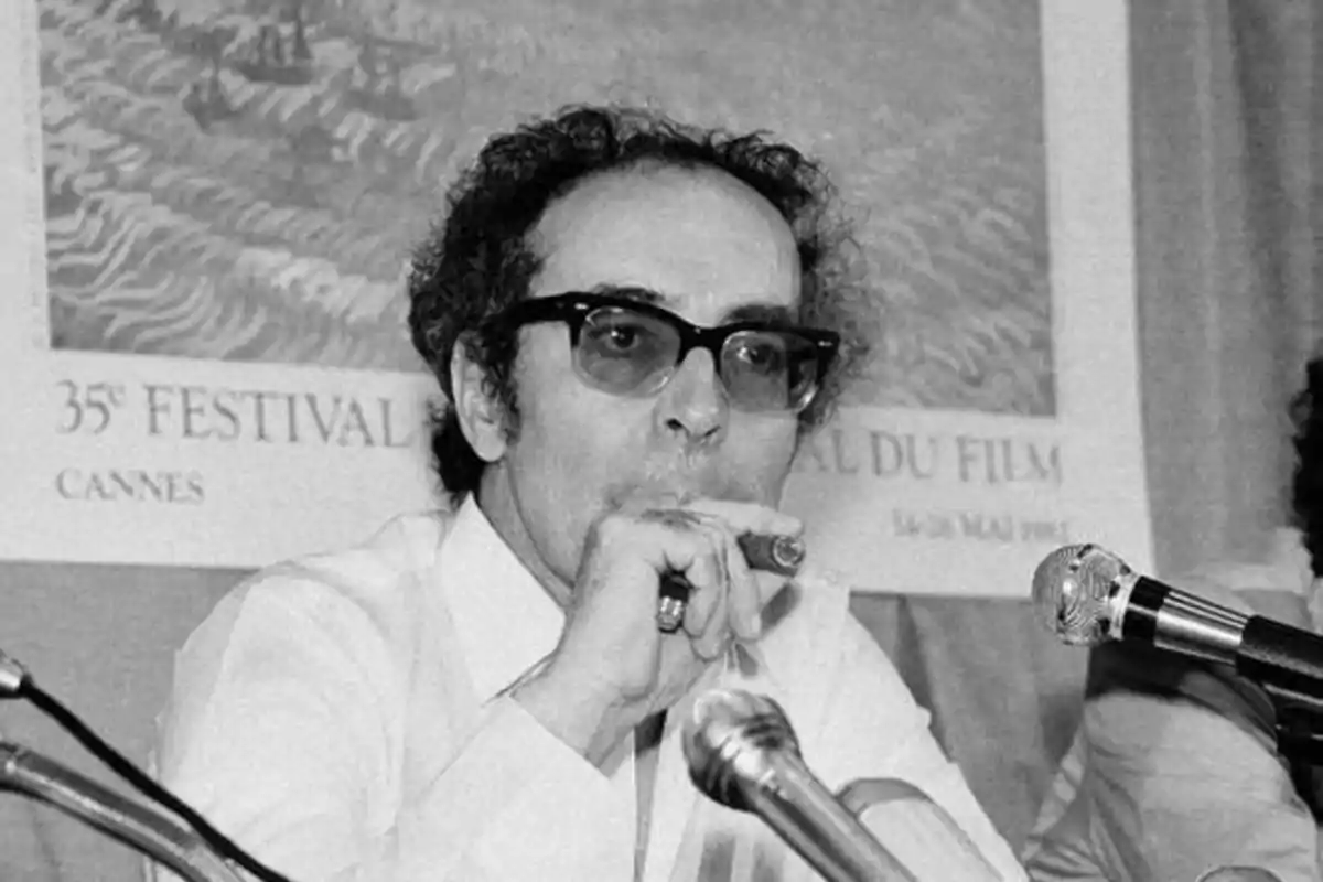 Persona con gafas fumando un cigarro durante una conferencia de prensa en el Festival de Cine de Cannes.