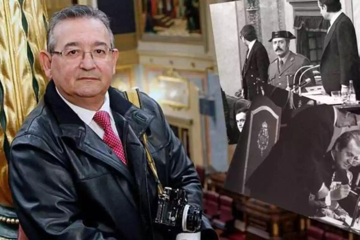 Un hombre con una chaqueta de cuero y una cámara colgada al hombro está posando en un interior decorado, mientras que en la esquina superior derecha se muestra una imagen en blanco y negro de un evento histórico con varias personas, incluyendo un hombre con uniforme militar y sombrero.