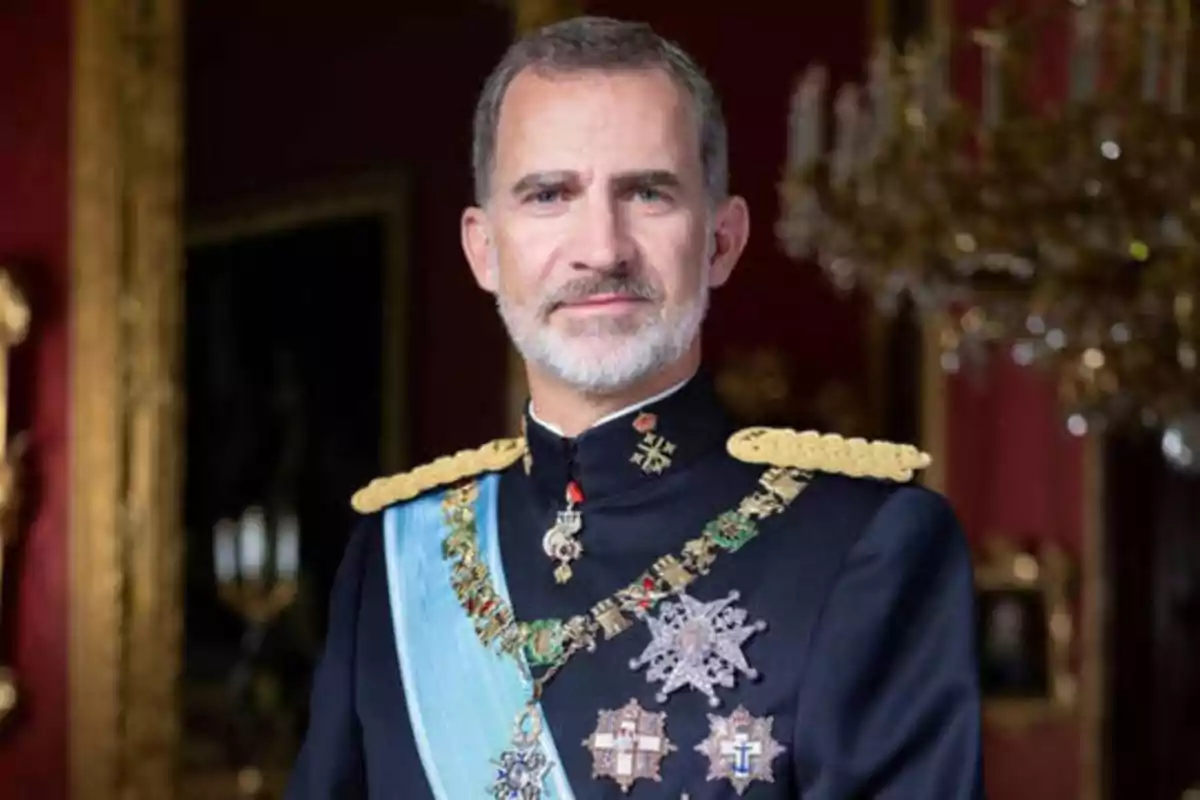 Hombre con uniforme militar y condecoraciones en un entorno elegante.