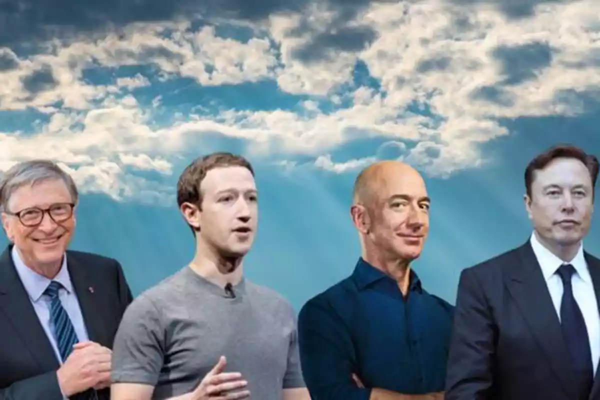 Cuatro hombres posando frente a un cielo con nubes.