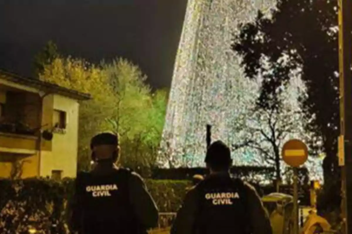 Guardias Civiles vigilan el árbol de Navidad en la localidad cántabra de Cartes.