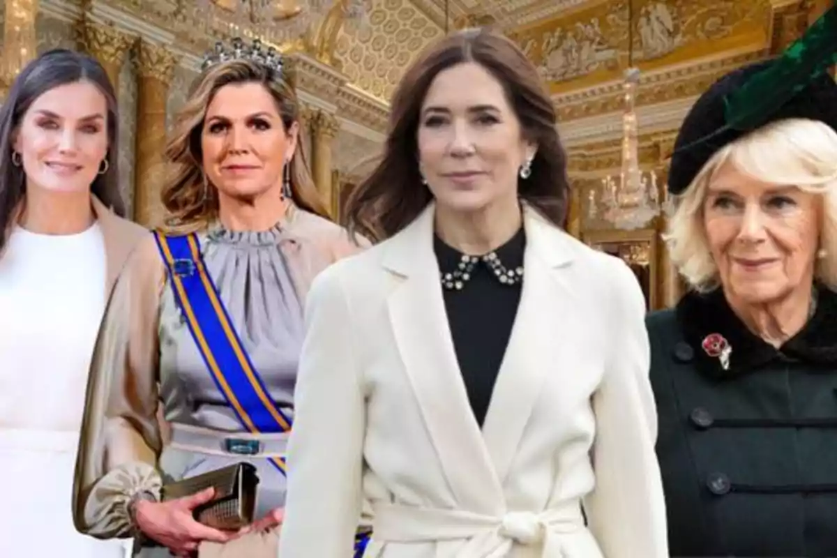 Cuatro mujeres elegantemente vestidas posan frente a un lujoso fondo dorado.