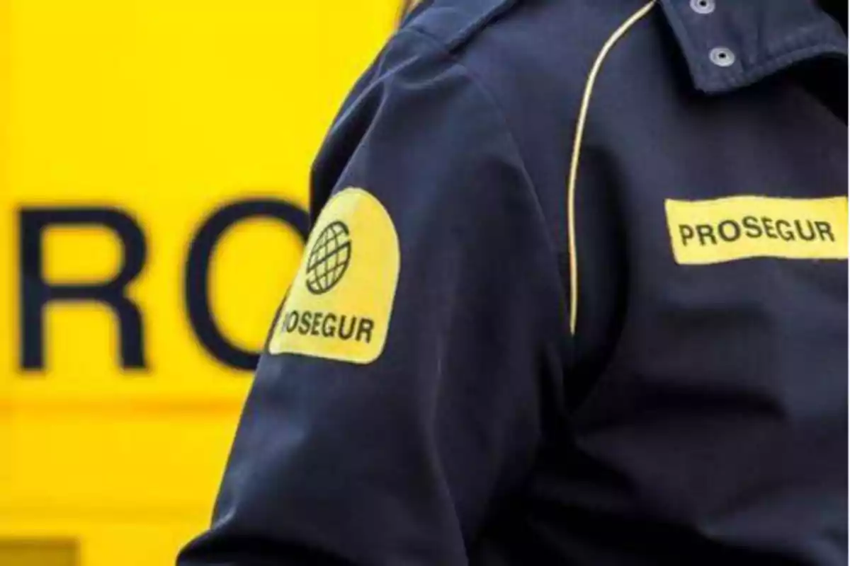 Uniforme de seguridad de Prosegur con fondo amarillo.