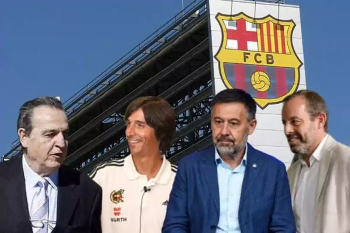 Cuatro hombres frente a un estadio con el escudo del FC Barcelona.