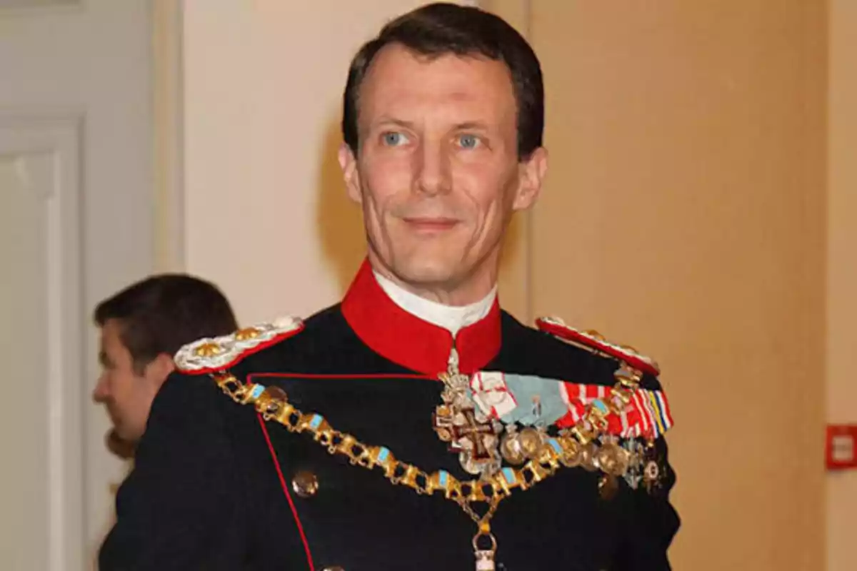 Hombre con uniforme militar adornado con medallas y condecoraciones.