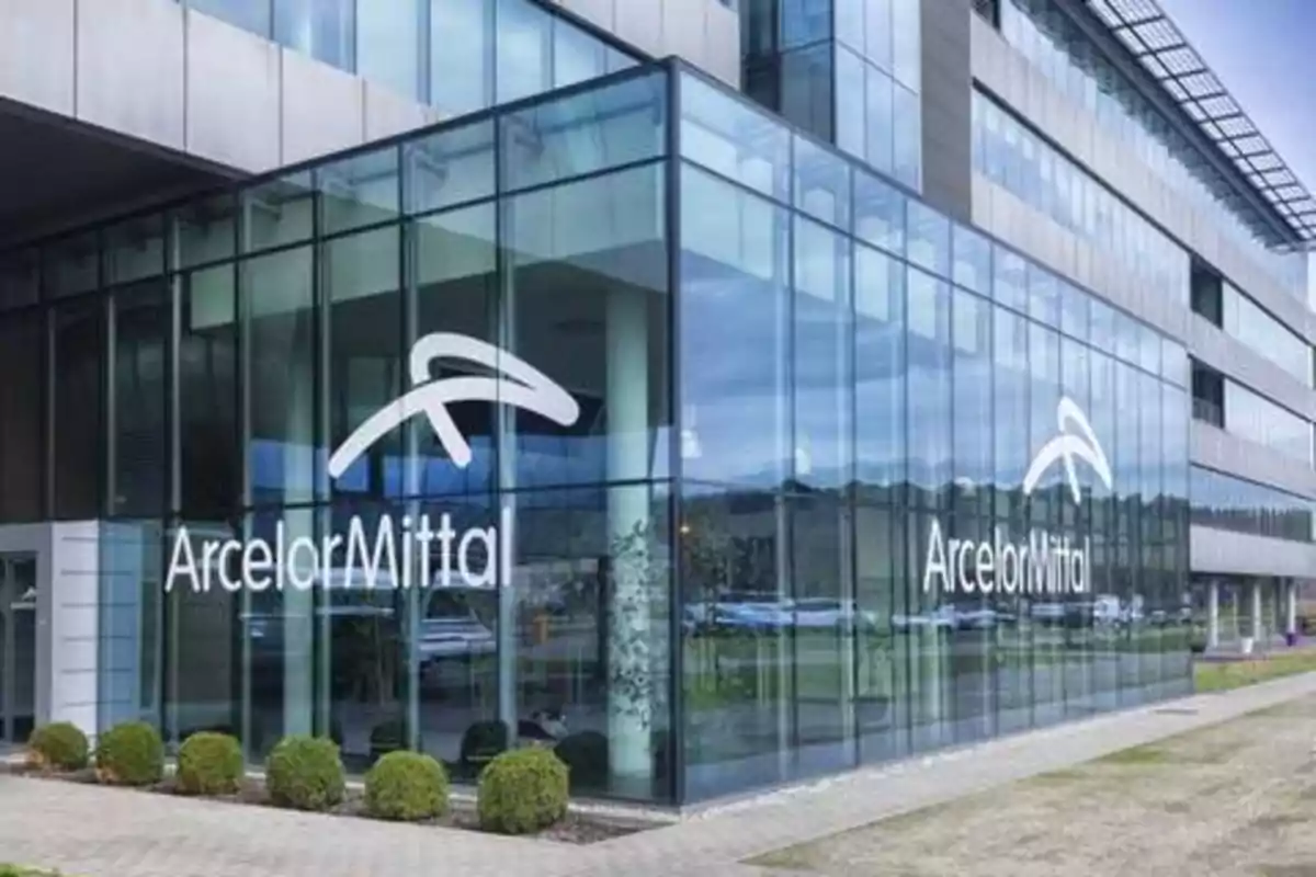 Edificio de oficinas de ArcelorMittal con fachada de vidrio y logotipo visible.