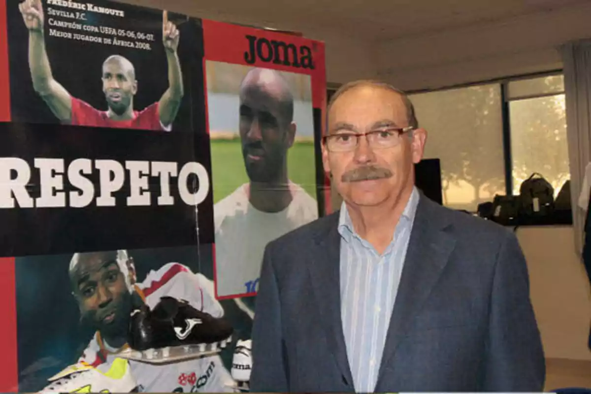 Un hombre de traje y gafas está de pie frente a un cartel que muestra imágenes de un futbolista y la palabra "RESPETO".