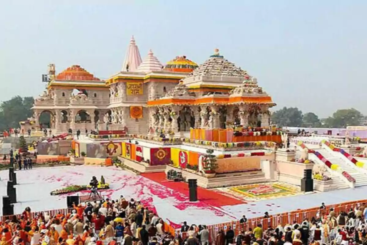 Templo hindú decorado para una celebración con muchas personas reunidas en el exterior.