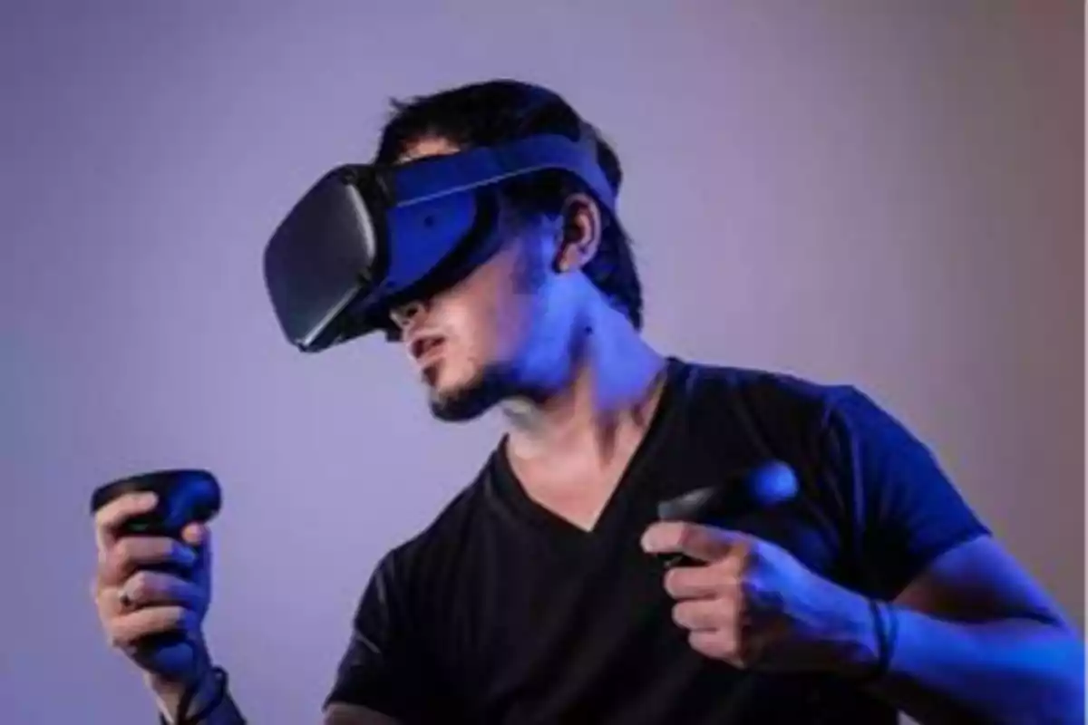 Persona usando un visor de realidad virtual y sosteniendo controles en ambas manos.