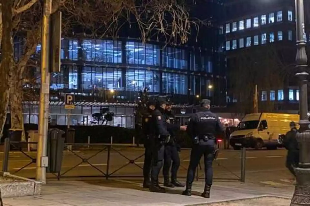 Policías frente a la sede del Parlamento Europeo en Madrid