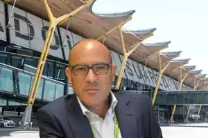 Montaje del aeropuerto de Barajas y el director de AENA en Madrid, Mario Otero.