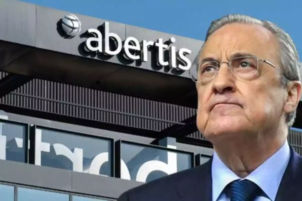 Un hombre de traje y corbata aparece en primer plano, con un edificio de la empresa "Abertis" en el fondo.