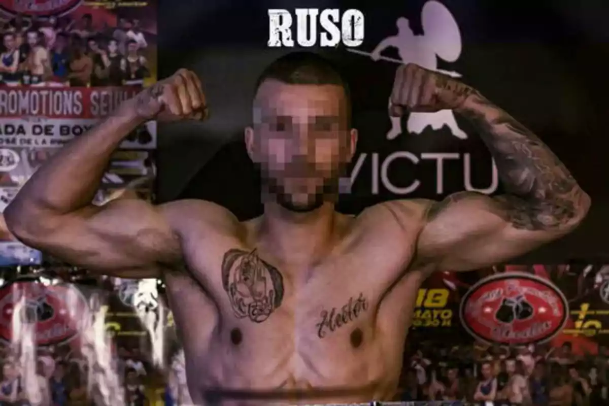 Un hombre con el rostro pixelado está posando sin camisa y flexionando los brazos para mostrar sus músculos. Tiene varios tatuajes en el pecho y los brazos. En la parte superior de la imagen aparece la palabra "RUSO". El fondo muestra carteles y logotipos relacionados con el boxeo.