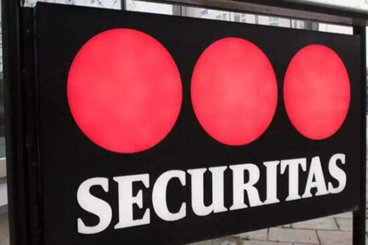Un letrero negro con tres círculos rojos y la palabra "SECURITAS" en letras blancas.