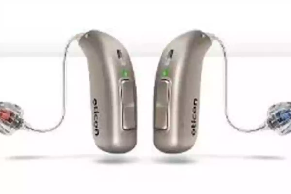 Dos audífonos digitales de la marca Oticon.