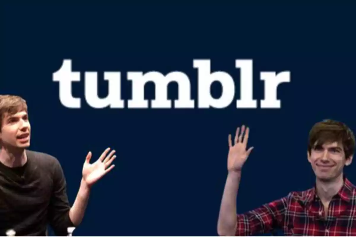 Dos personas con las manos levantadas frente al logotipo de Tumblr.