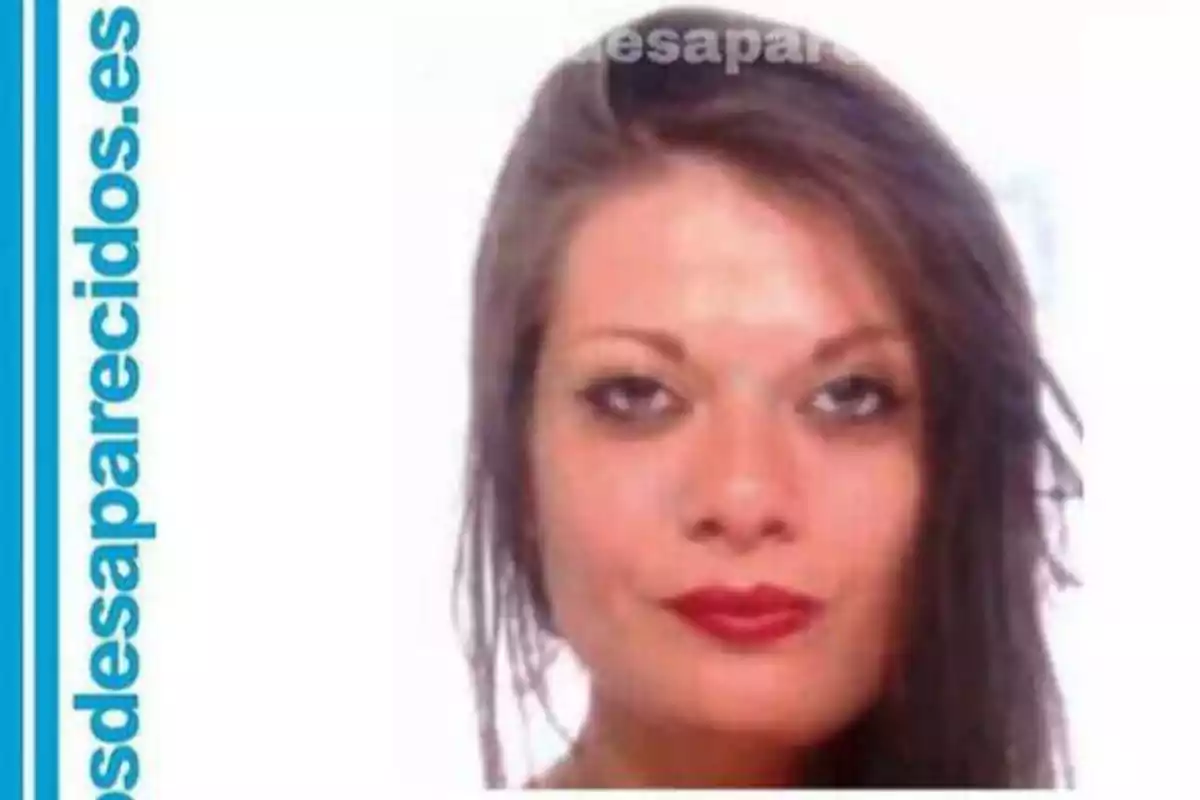Fotografía de una mujer con cabello largo y oscuro, con maquillaje en los ojos y labios rojos, junto a un texto vertical que dice "desaparecidos.es".