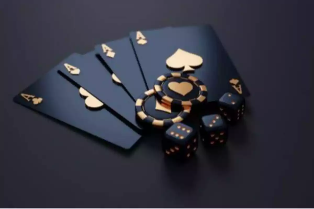 Cartas de póker negras con detalles dorados, fichas de casino y dados sobre una superficie oscura.