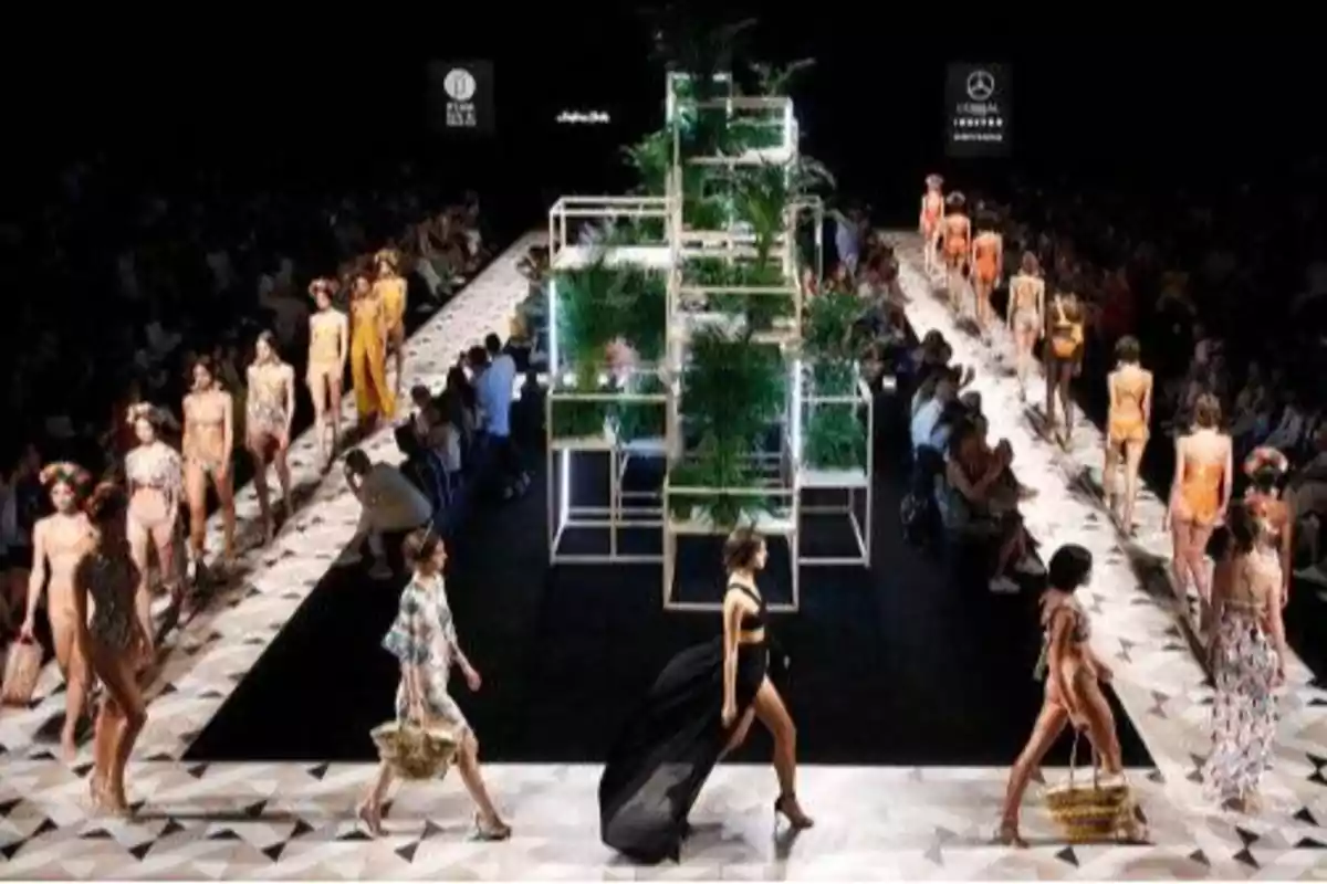 Desfile de moda con modelos caminando por la pasarela en un evento de alta costura.