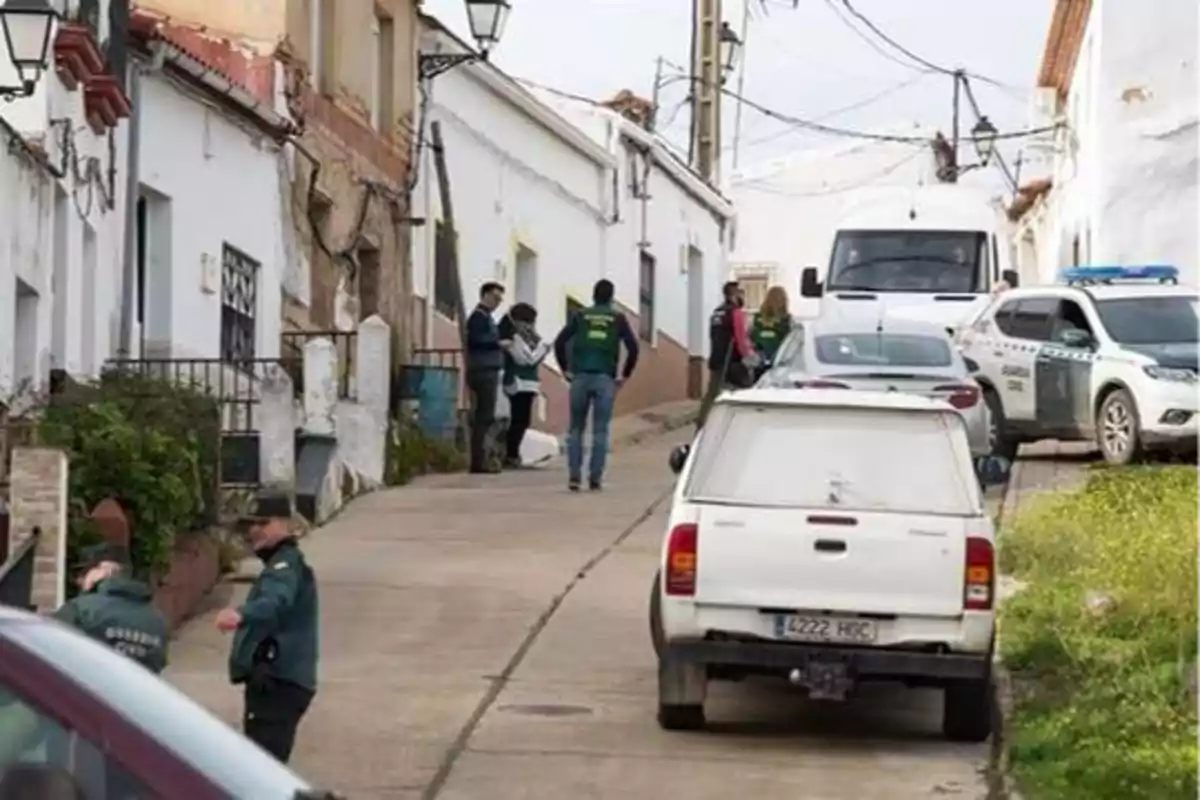 Los vecinos de El Campillo irrumpen en la casa del asesino de Laura Luelmo