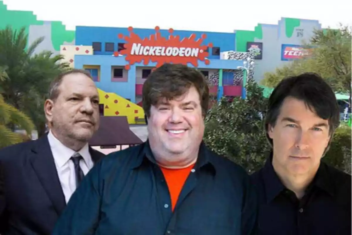Tres hombres posan frente a un edificio colorido con el logotipo de Nickelodeon.
