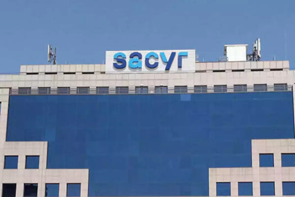 Edificio con el logo de Sacyr en la parte superior.