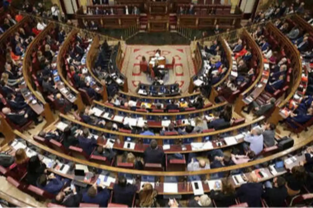 Vista aérea de un parlamento con numerosos asientos ocupados por personas.