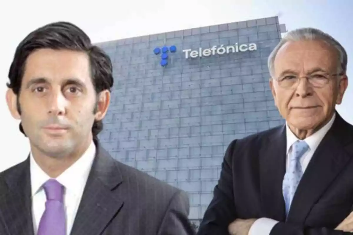 Dos hombres en traje frente a un edificio con el logo de Telefónica.