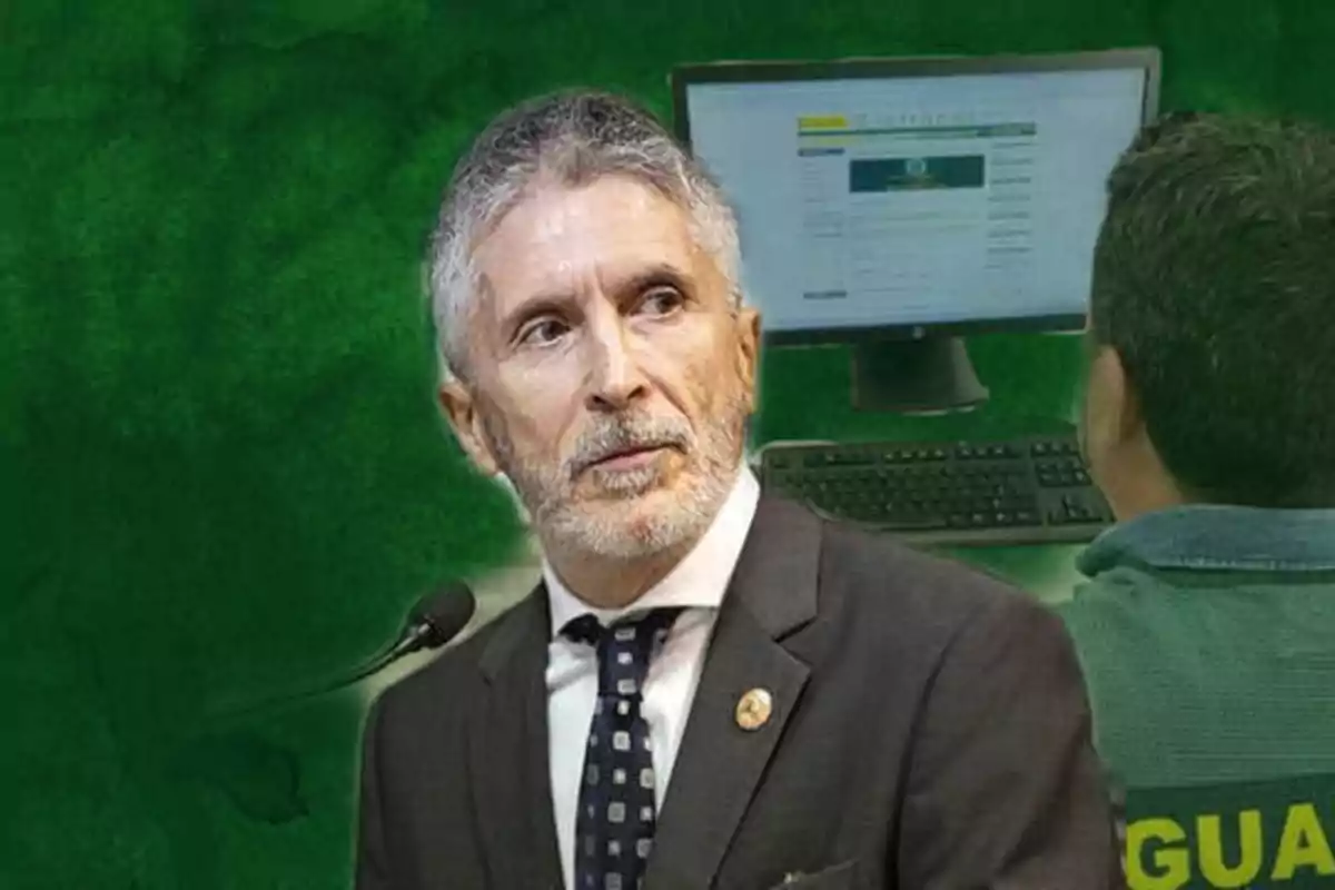 Un hombre de traje y corbata está en primer plano, mientras que en el fondo se ve a una persona de espaldas frente a una computadora.