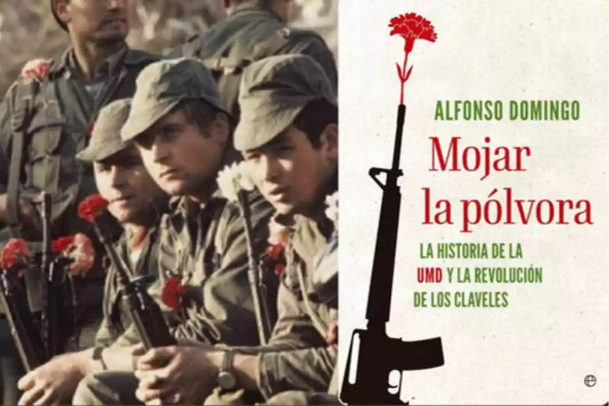 Soldados con claveles en sus fusiles junto a la portada del libro "Mojar la pólvora" de Alfonso Domingo.