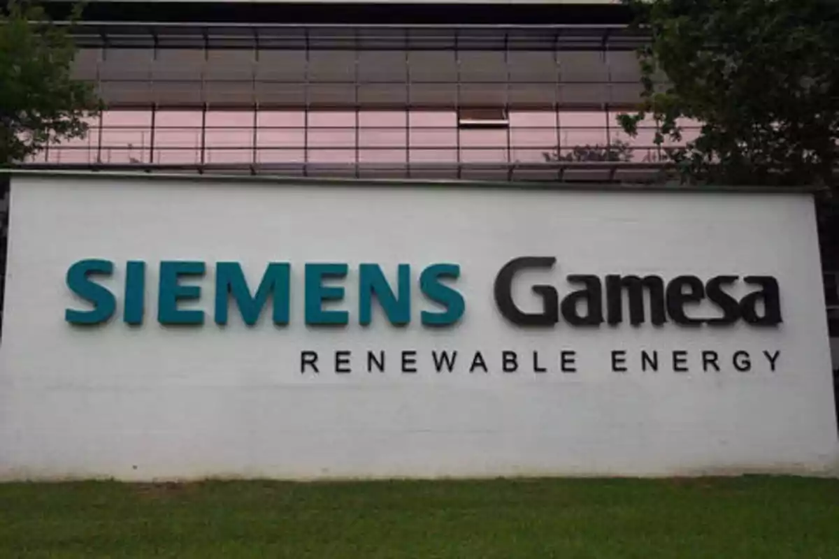 Letrero de Siemens Gamesa Renewable Energy en un edificio con césped en primer plano.