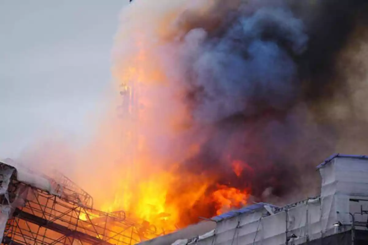 Incendio en un edificio con grandes llamas y humo denso.