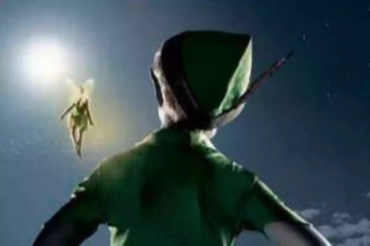 Un niño con un sombrero verde y una pluma roja observa a un hada brillante volando en el cielo nocturno.