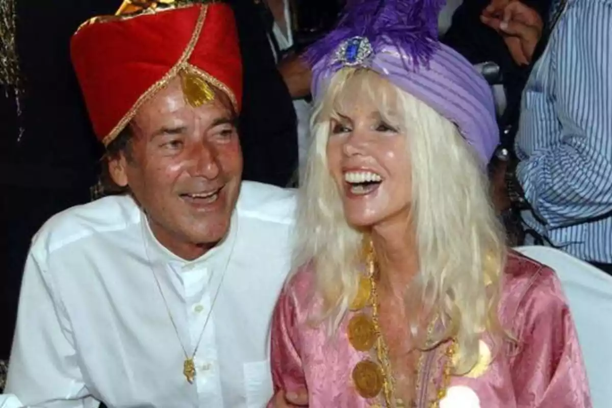 Dos personas sonrientes con sombreros coloridos en una fiesta.
