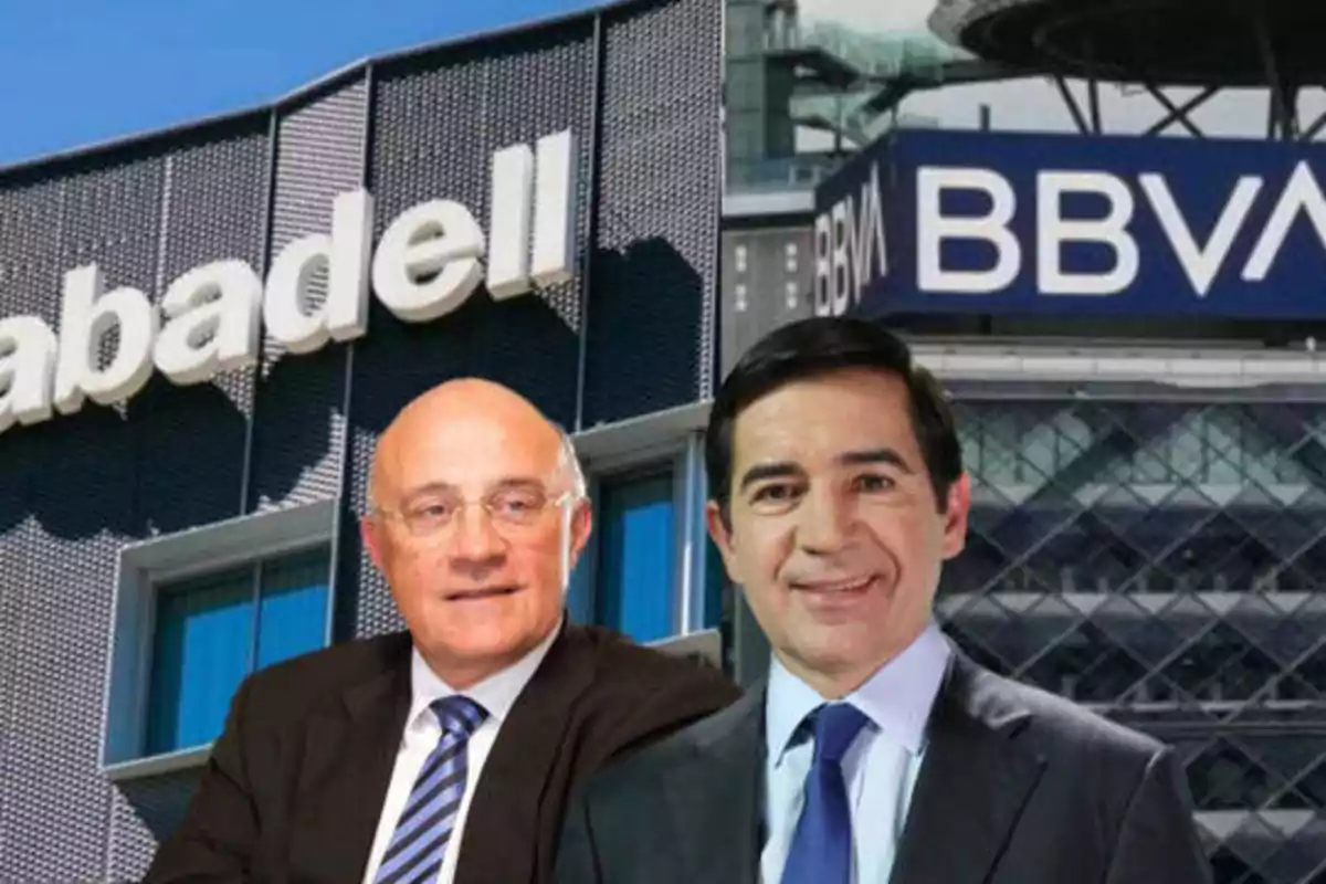 Dos hombres de negocios frente a los edificios de los bancos Sabadell y BBVA.