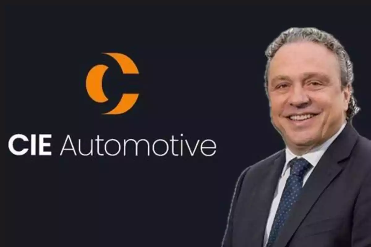 Hombre sonriendo junto al logotipo de CIE Automotive.