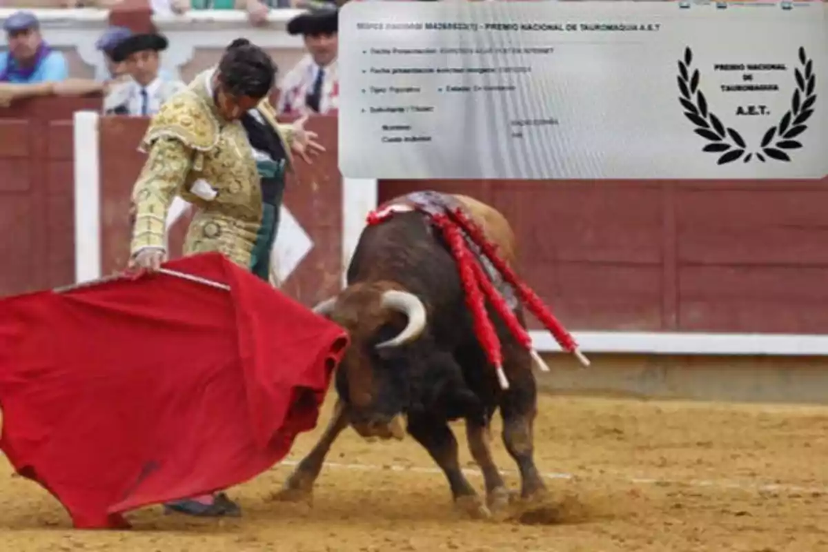 Un torero realiza una faena con un toro en una plaza de toros, mientras en la esquina superior derecha se muestra un documento relacionado con un premio nacional de tauromaquia.