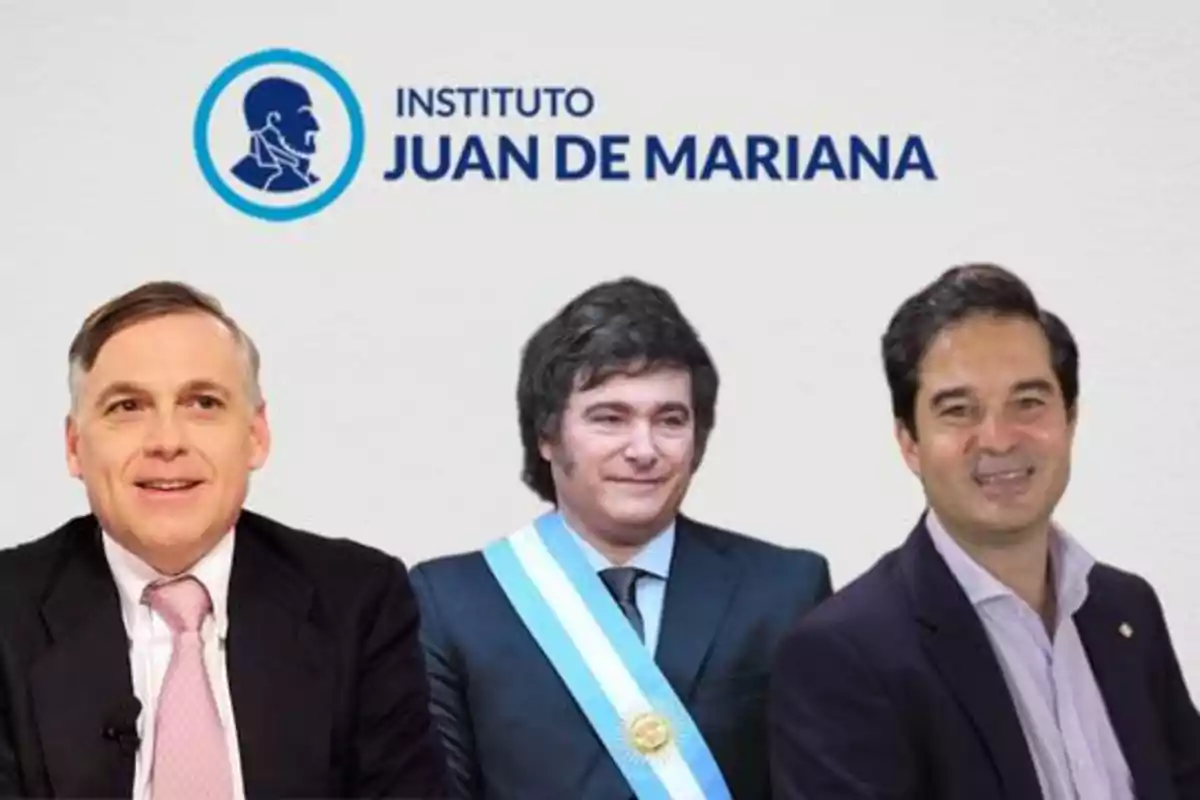 Tres hombres en traje frente al logo del Instituto Juan de Mariana.