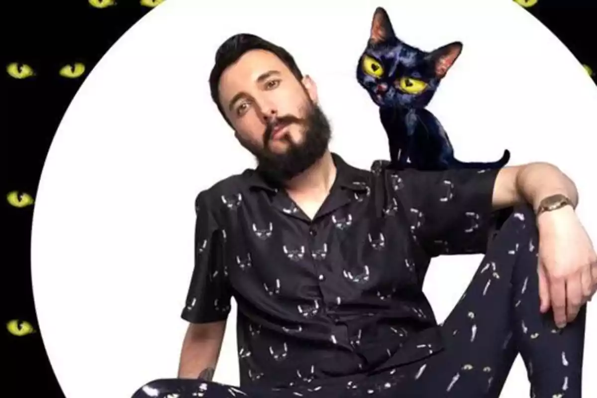 Hombre con barba y pijama de gatos sentado con un gato negro animado en el hombro y fondo de ojos de gato amarillos.