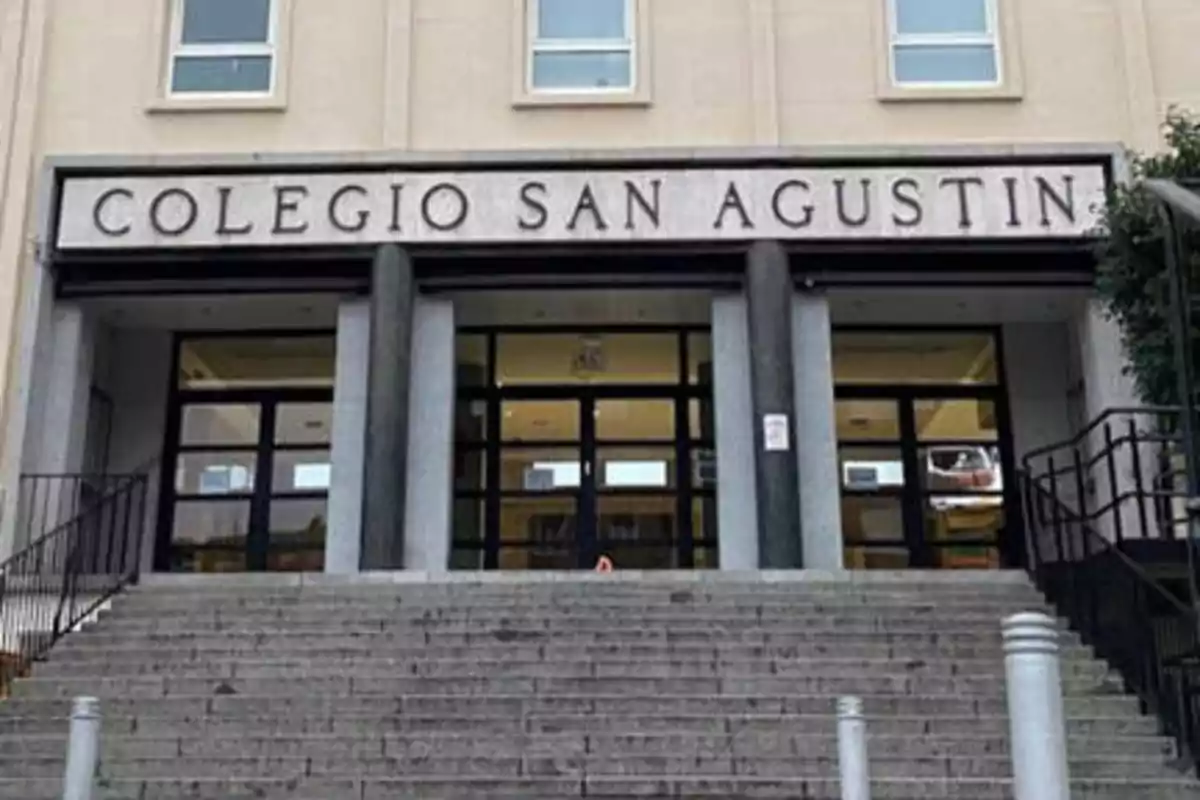 Entrada principal del Colegio San Agustín con escaleras y puertas de vidrio.