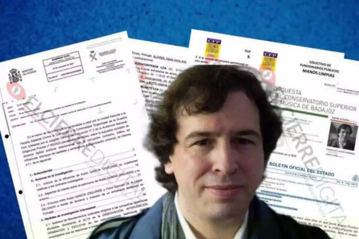 Un hombre con cabello oscuro y una bufanda aparece en primer plano, con varios documentos oficiales en el fondo.