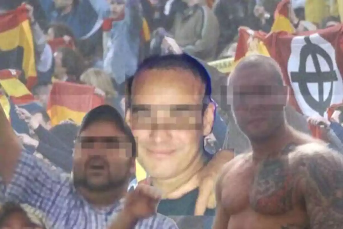 La imagen muestra a tres personas con los rostros pixelados en primer plano, mientras que en el fondo se observa una multitud con banderas de España y una bandera con un símbolo.