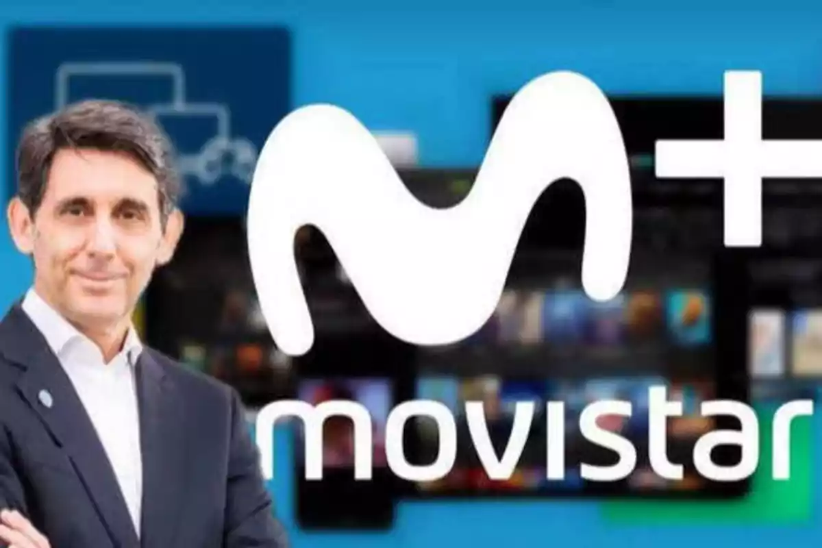 Hombre de traje junto al logo de Movistar+ sobre un fondo azul.