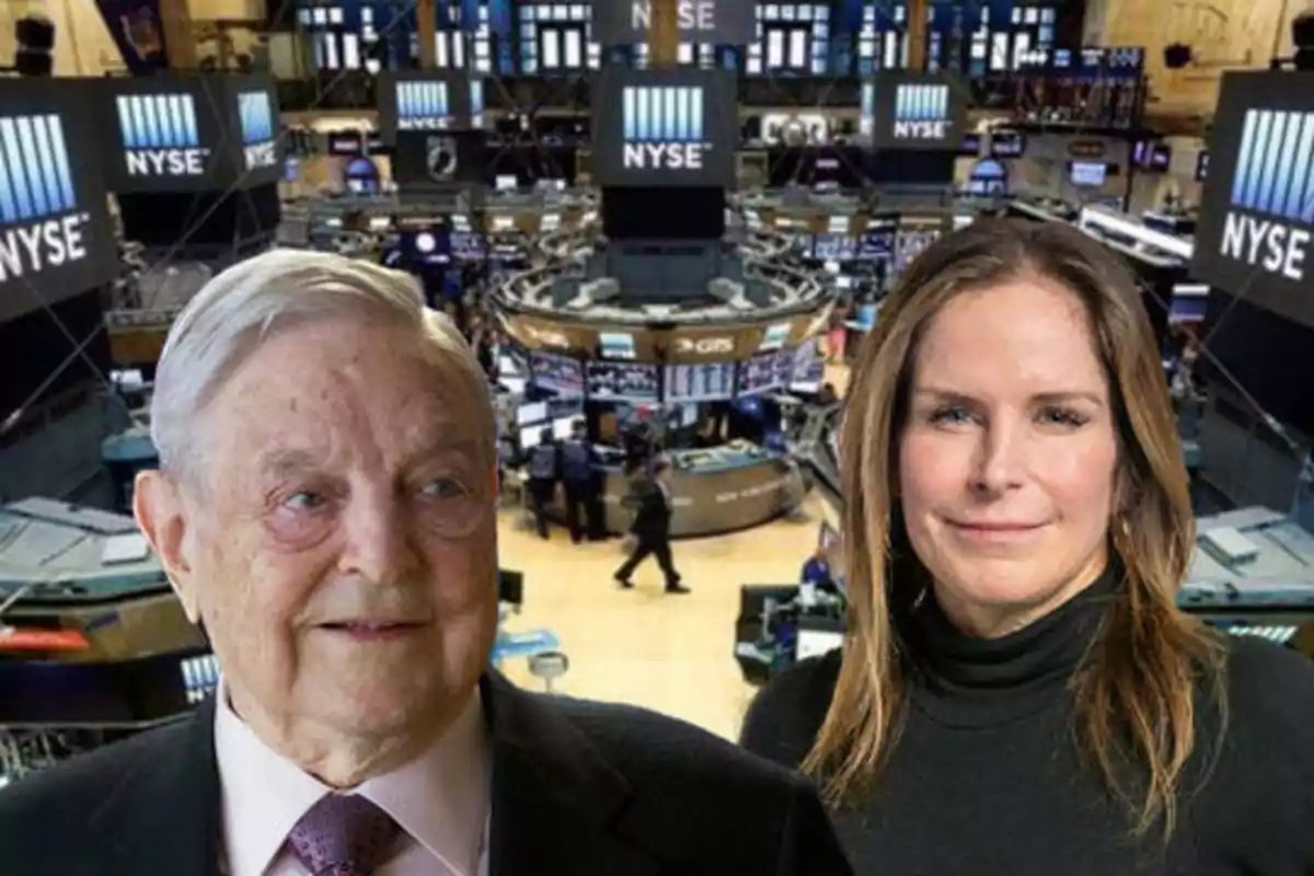 Dos personas posan frente a la Bolsa de Valores de Nueva York (NYSE).