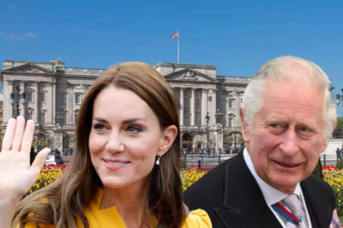 Dos personas frente al Palacio de Buckingham en un día soleado.