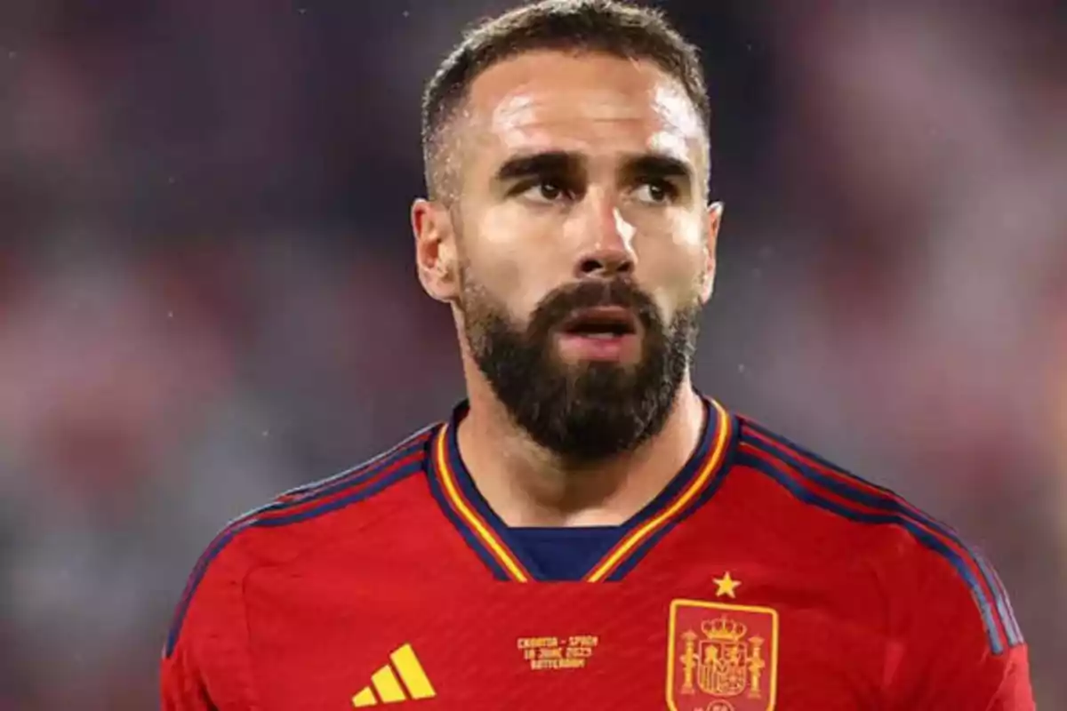 Jugador de fútbol con la camiseta de la selección española.