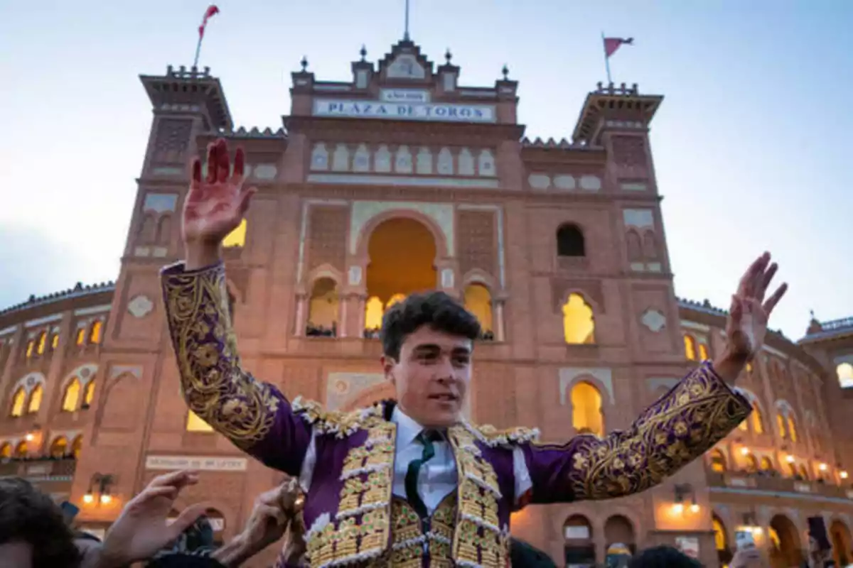 Un torero es llevado en hombros frente a la Plaza de Toros.