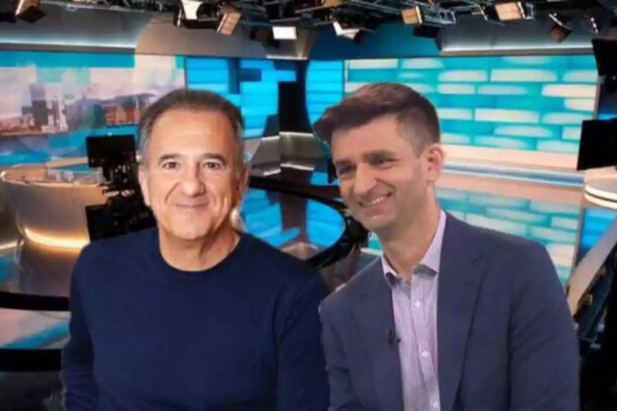 Dos hombres posando en un estudio de televisión.