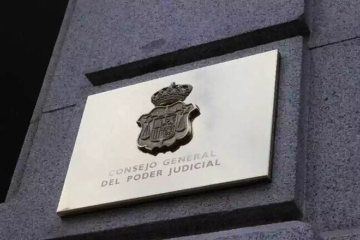 Placa del Consejo General del Poder Judicial en una pared de piedra.