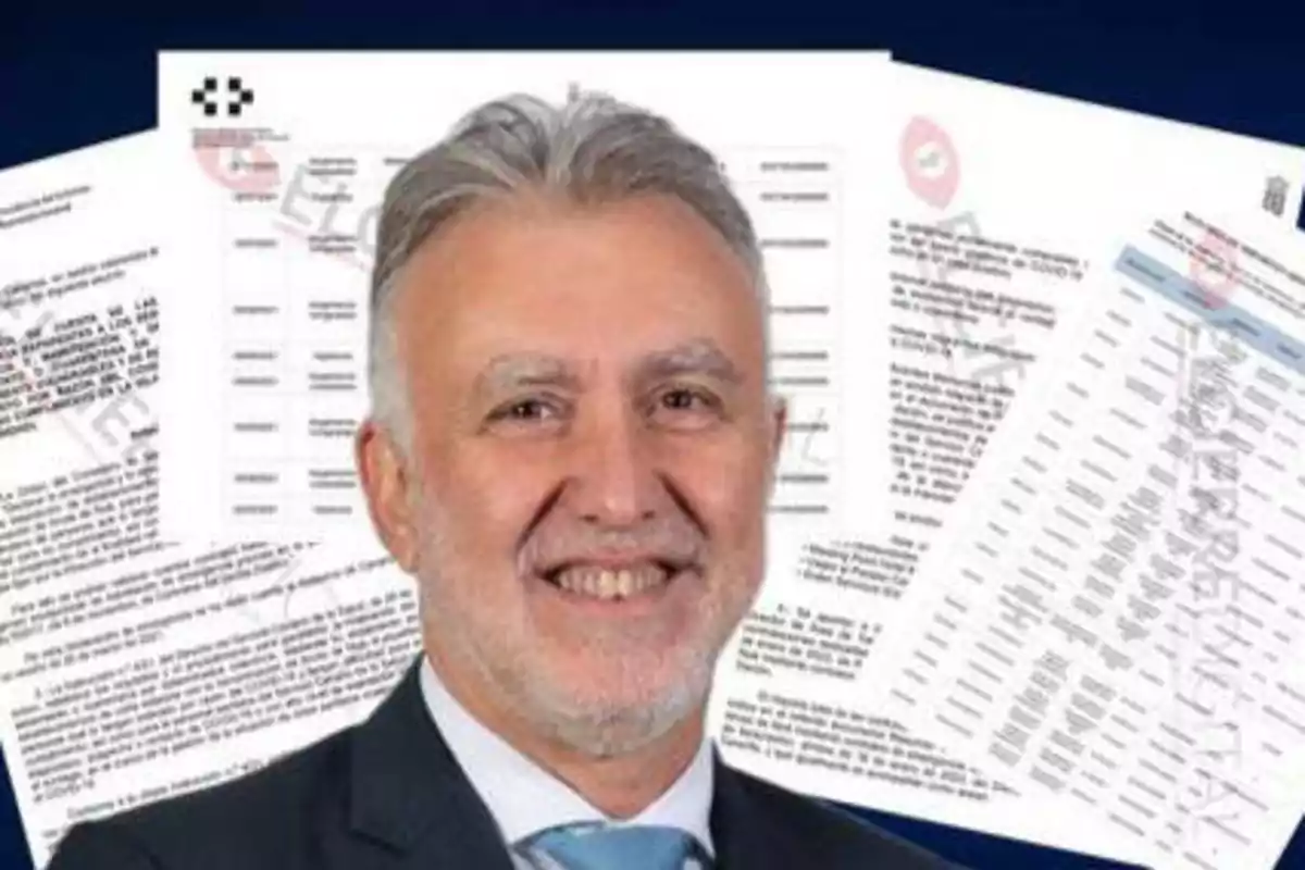 Ángel Víctor Torres frente a varios documentos oficiales.